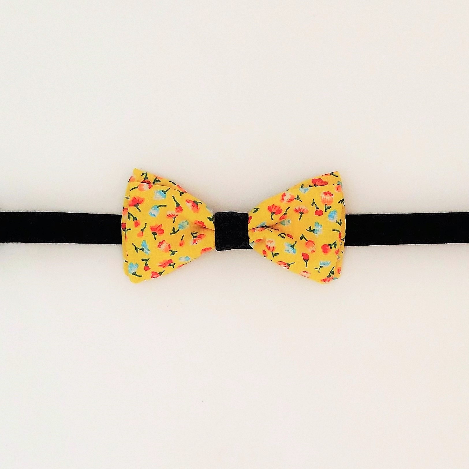 Noeud-papillon-Rose-de-Mai-Montréal-motif-jaune-fleuri-4